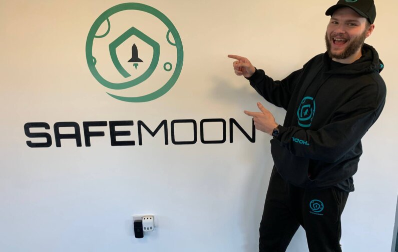 Решение о залоге для CEO SafeMoon временно отложено судом