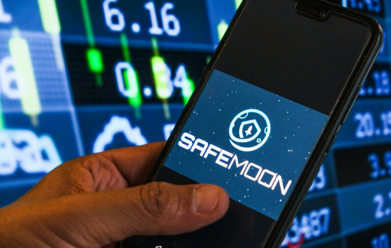 DeFi-проект SafeMoon стал банкротом